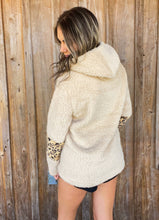 Load image into Gallery viewer, Woman&#39;s Animal Print Sherpa
